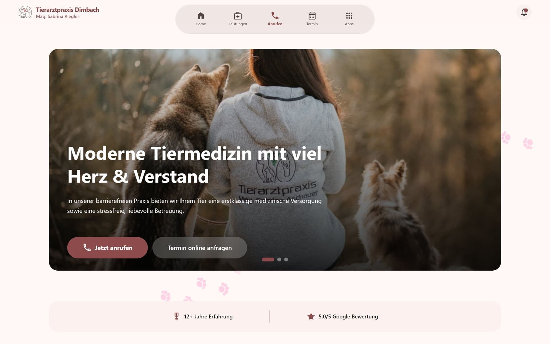 Startseite von vet-dimbach.at: die Tierärztin mit zwei Hunden, darüber „Moderne Tiermedizin mit viel Herz & Verstand“.